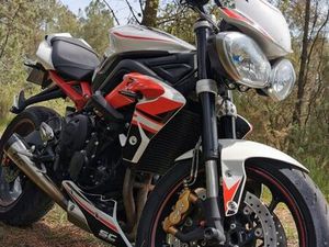 TRIUMPH STREET TRIPLE R 675