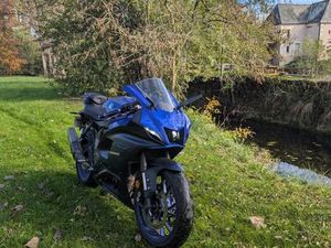 YAMAHA R7