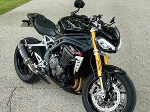 TRIUMPH SPEED TRIPLE 1200 RS