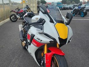YAMAHA R1