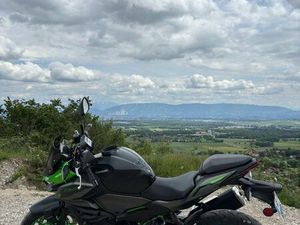 KAWASAKI Z500 SE – 2024 – 3 365 KM – COMME NEUVE – GARANTIE 2028