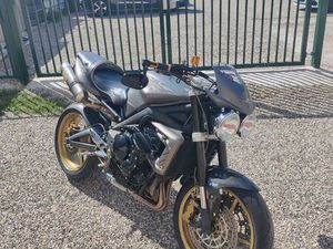 TRIUMPH STREET TRIPLE 675 R