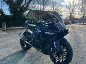 YAMAHA R1 2024