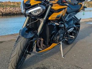 TRIUMPH STREET TRIPLE 765 RS COSMIC YELLOW