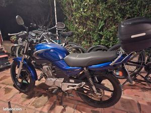 VENDS 125 YAMAHA YBR