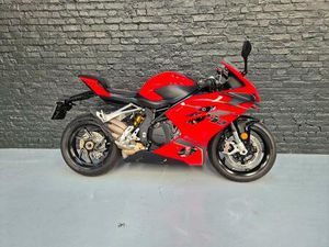 ② QJMOTOR SRK 921 RR : DES PERFORMANCES SPORTIVES À L'ÉTAT PUR