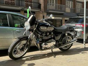 TRIUMPH THRUXTON 900