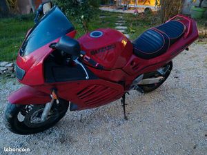 SUZUKI 900 RFR■MOTO A REMETTRE EN ROUTE, N'AS PAS TOURNÉ DEPUIS 5ANS SUITE PROBLÈME DE SANTÉ. ■MOTO TOUJOURS ENTRETENU AVANT L'ARRÊT