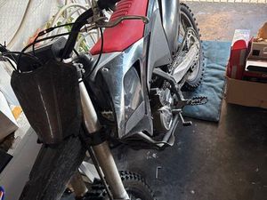 LOT DE 2 MOTOCROSS À VENDRE UNE 150 RXF DE 2024 EST UN 250 SMX DE 2025