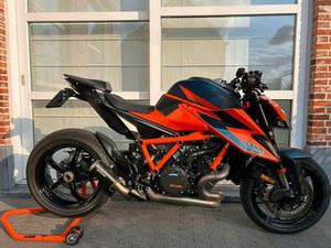 ② KTM SUPERDUKE 1290