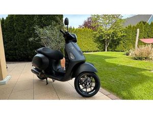 VESPA 300 GTS SONDERMODELL NOTTE AKRAPOVIC 2TKM