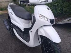 PEUGEOT KISBEE 125 CC SCOOTER WHITE
