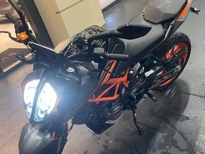KTM DUKE 125 – 2021 – TRÈS BON ÉTAT – ENTRETIEN KTM