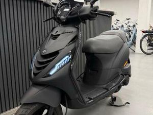 PIAGGIO ZIP BROM SP MAT ZWART E5 45KM BJ 2023 FULL OPTION — SCOOTERS | PIAGGIO — MARKTPLAATS