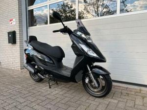 ZGAN.: KYMCO NEW DINK 50 4T BROMSCOOTER. 45KM. GEEL KENTEKEN — SCOOTERS | KYMCO — MARKTPLAATS