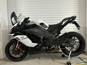 KAWASAKI NINJA 1000 SX AKRAPOVIC (INKL. ZUBEHÖR)