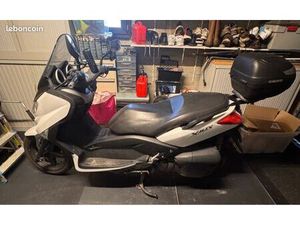 YAMAHA XMAX