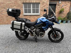 ② TRIUMPH 1200 GT PRO