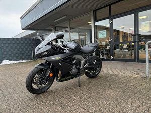 TRIUMPH DAYTONA 660
