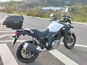 VSTROM DL 650 DE 2017, COR BRANCA EM BOM ESTADO. DE GARAGEM ALVERCA DO RIBATEJO E SOBRALINHO