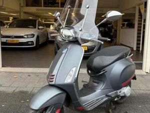 VESPA SPRINT 50 BOUWJAAR 2023 MET GEEL KENTEKEN — SCOOTERS | VESPA — MARKTPLAATS