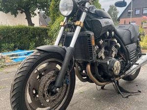 YAMAHA VMAX BJ 96 - KULT BIKE MIT MODIFIKATIONEN