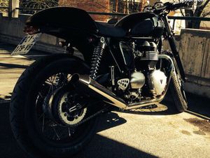 TRIUMPH THRUXTON 900