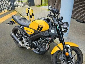 YAMAHA XSR 125 – JAUNE – 5 684 KM – LÉOVINCE BLACK + ORIGINE – ENTRETIEN SUIVI