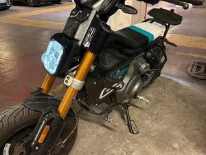 SCOOTER ÉLECTRIQUE ÉQUIVALENT 125 – ÉTAT PROCHE DU NEUF – PACK HIGHLINE