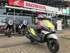 SUZUKI AVENIS 125 WENIG KM , GEPFLEGTER ZUSTAND