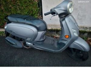 SCOOTER SYM 50■TRÈS BON ÉTAT. 8927 KM■MODÈLE -FIDDLE ■79 RUE DU GÉNÉRAL LECLERC CHATOU