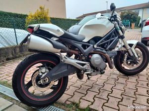 DUCATI MONSTER 696