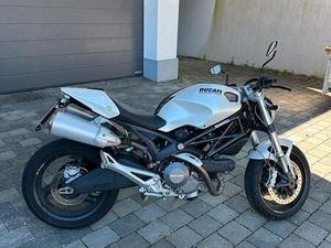 DUCATI MONSTER 696