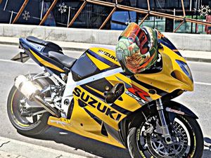 SUZUKI GSXR 750 →