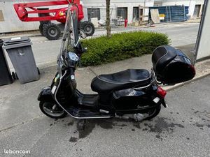 VESPA QUI S’ALLUME POUR RÉPARATION