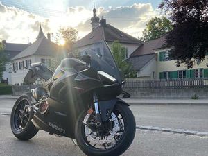 DUCATI PANIGALE V4 MIT CARBON-AUSSTATTUNG & RIZOMA PARTS