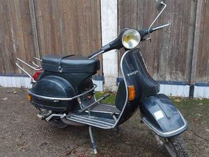 VESPA PIAGGIO PX 125 NOIR DE 1984 ,2EME MAINS DEPUIS 1986, CONTRÔLE FAIT ET FAVORABLE, 7428 KM D'ORIGINE. TBE