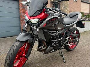 ② KAWASAKI Z500 (2025)