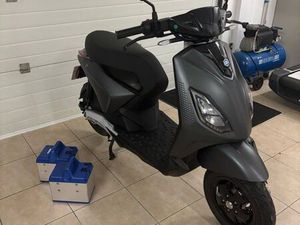 SCOOTER ÉLECTRIQUE PIAGGIO ONE 50 CC AVEC DOUBLE BATTERIE