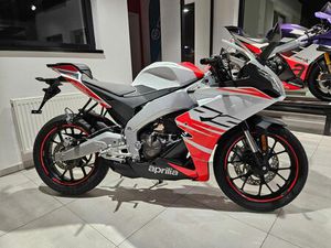 APRILIA RS 125 / MODELL 2026 KINGSNAKE WHITE