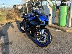 YAMAHA R7