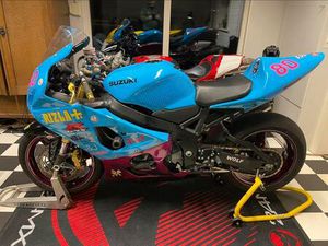 ② SUZUKI GSXR 750 RACE