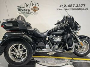 2017 HARLEY-DAVIDSON® TRI GLIDE® ULTRA VIVID BLACK