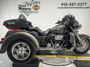 2023 HARLEY-DAVIDSON® TRI GLIDE® ULTRA GRAY HAZE/SILVER FORTUNE