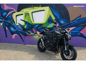 KAWASAKI Z900 2025 A2 BRIDABLE 2 926 KM PREMIÈRE MAIN