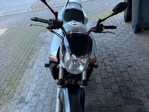 SUZUKI GSR 600