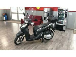 SH 300I ABS PARABREZZA+BAULETTO FARI LED