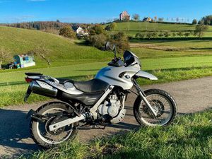 BMW F650GS MIT GASSCHIEBER UND ERHÖHTER SITZBANK