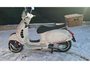 ② VESPA GTS SUPER SPORT 125 CM³ À 300 CM³