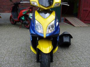 KYMCOSUPER8,3500KM LAUFLEISTUNG,INSPEKTION,MOTOR,ELEKTRIK NEU!!
